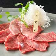 肉は、飛騨牛をはじめ、すべて黒毛和牛です。ホルモン類も新鮮な生のホルモンを使用しています。生産者はもちろん、飼育法・飼料に至るまで熟知しており、安全・安心でにおいしい肉を厳選してご提供しています。