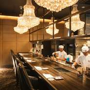 1階のシェフズカウンターでは、『希少赤身2枚』などの限定メニューがお楽しみいただけます。オススメのお肉を少しずつ召し上がっていただくことができるのも厨房に近い席だからこその魅力です。