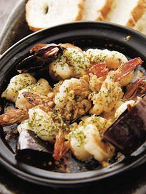 カマロンアルモホ（パン付き892円）はエビのガーリック炒め