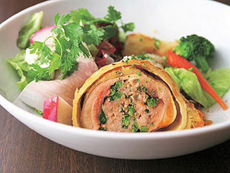 ほろほろ鶏のパイ包みなど日替わりの4種類の惣菜がのったランチ