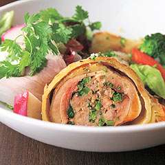 ほろほろ鶏のパイ包みなど日替わりの4種類の惣菜がのったランチ
