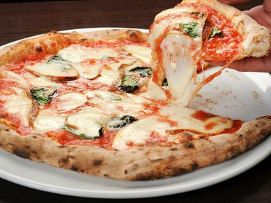 薪窯で焼き上げる、本場ナポリ仕立ての香ばしいピッツァ