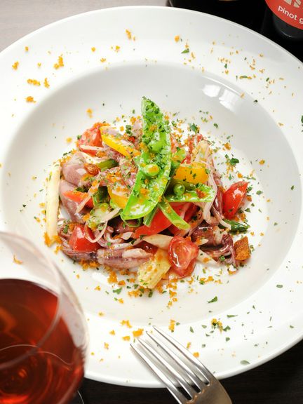 豊富な種類のナチュラルワインを料理に合わせ、ゆったり味わって