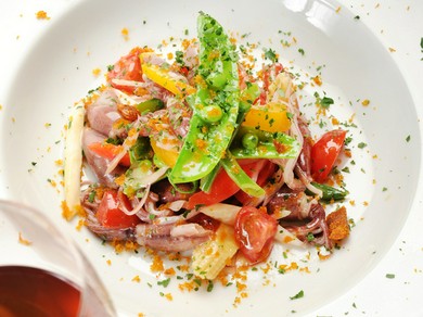 豊富な種類のナチュラルワインを料理に合わせ、ゆったり味わって