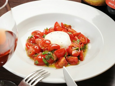 袋状につつんだチーズが美味！『北海道ファットリアビオのブッラータのカプレーゼ』