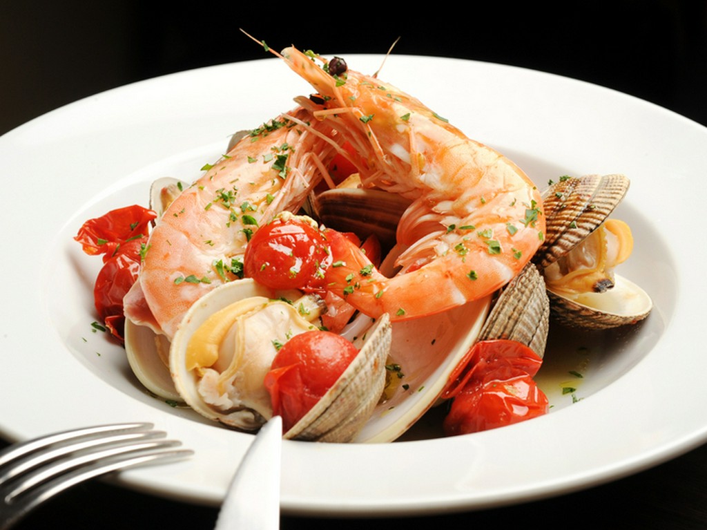 季節の魚介を楽しめる『海老とオニアサリのヴァポーレ南伊風』