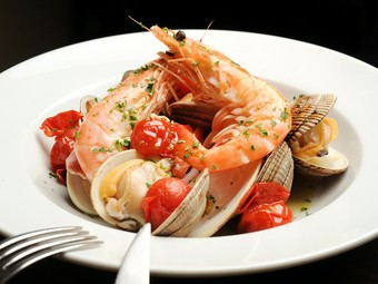 季節の魚介を楽しめる『海老とオニアサリのヴァポーレ南伊風』
