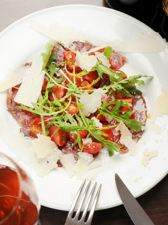 宮崎県の”尾崎牛”を味わえるカルネサラーダ