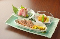 仙台名物牛タン焼、アジフライ（一例）、鮮魚刺(一例)