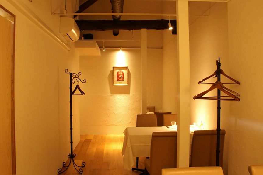 美味しい料理をはさんで、ゆっくり話したい大人のデートに