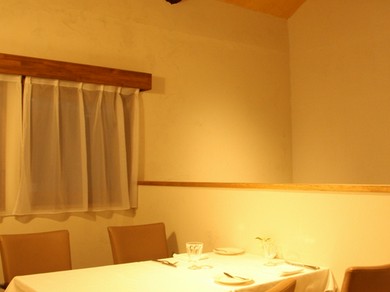 2〜4名様用人気の半個室あり。色々な場面にご利用いただけます。