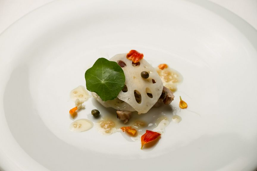 ケンケン鰹とリンゴ、蓮根のグレックのミルフィーユ