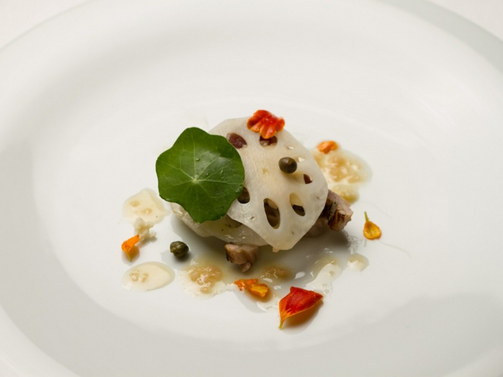 ケンケン鰹とリンゴ、蓮根のグレックのミルフィーユ