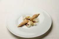 毎日市場へ通い、自分の目で確かめた魚介の料理が評判。北陸の魚介が中心なのはその旨味が魅了な為…そしてフランス料理ならではの味わいで。