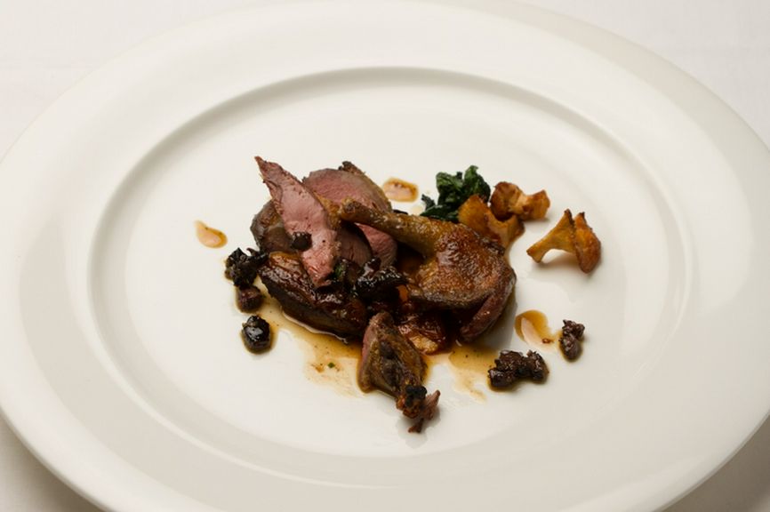 フランス・ランド産仔鳩のロースト 内臓入りジュ・ド・ピジョノー