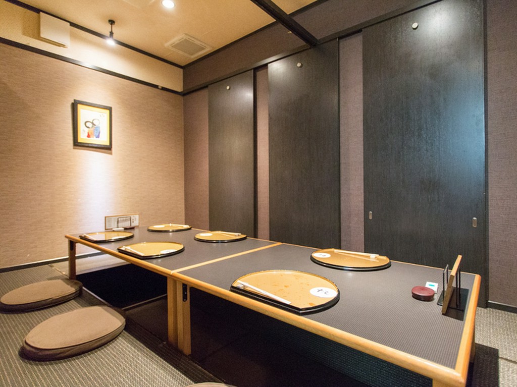 掘りごたつのお座敷個室で、ゆったり過ごす