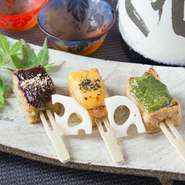 京都から取り寄せた「よもぎ・ゴマ・粟」の3種類の生麩を焼き、その上に「赤・白・木の芽」の自家製みそを塗ってもう一度香ばしく焼いた一品。生麩のモチモチ食感とみその香りが楽しめます。