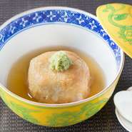 すりおろした蓮根の中に海老、鶏肉などを入れて蒸し、あんかけでいただきます。