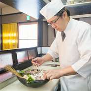 快適に食事を楽しんでいただけるよう、調理の合間に、お食事の進み具合などお客様の様子に注意を向け、次の料理をお出しするタイミングを量ったり、何を望んでおられるかを推測して対応するように心掛けています。