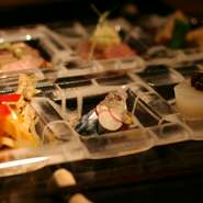 旬の食材を活かした野菜料理、魚料理、肉料理三品をお楽しみいただけるセットです