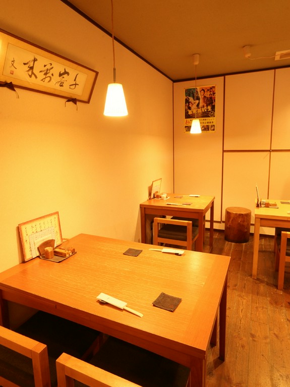 落ち着いた店内で楽しむ豊富な日本酒のラインアップ