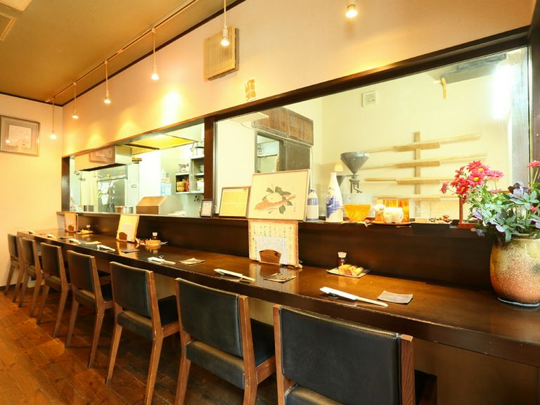 親しみやすい雰囲気の店内は、1人でもそばを楽しめる