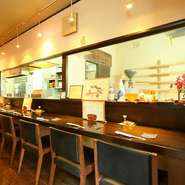 カウンターの7席をはじめ、店内は1人でも利用しやすく親しみやすい雰囲気。最近は女性1人の利用者も増えています。人目を気にせず、そばと1品料理で昼間からお酒が飲めるのも、そば店ならではの楽しみ。