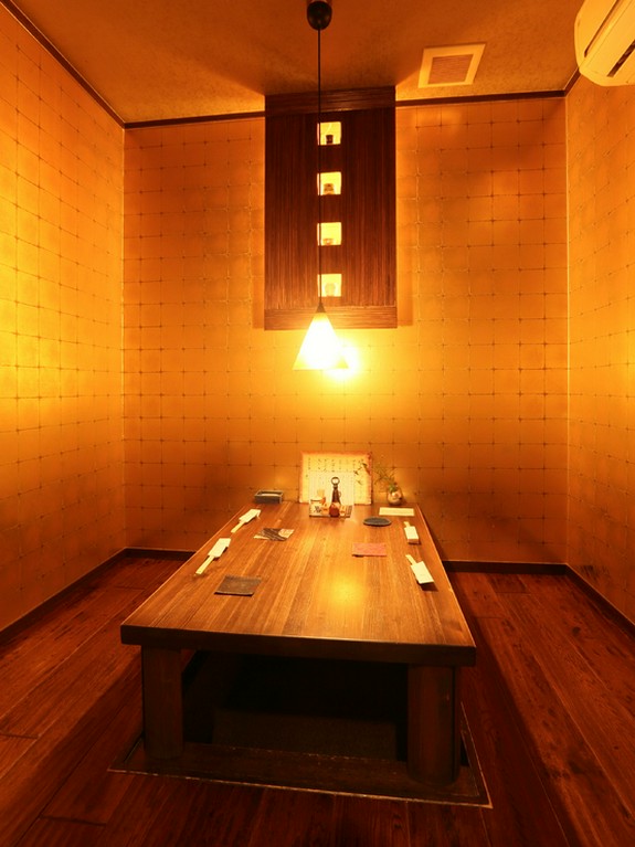 黄金の個室は友人の遊び心。掘りごたつ式の座席でゆったりと
