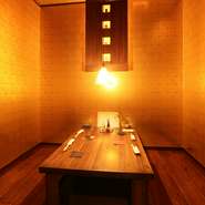 豊臣秀吉の黄金の茶室を模して、金色のクロスを張った個室は、工事を請け負った店主の友人の遊び心。堀ごたつ式の個室は4～5人で利用でき、ゆっくり腰を落ち着けて、そばや季節の一品料理、お酒が楽しめます。