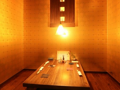 黄金の個室は友人の遊び心。掘りごたつ式の座席でゆったりと
