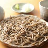 外皮がついたままのひきぐるみのそばは、香りが高く、甘みも強く感じます。2年物の本枯れ節をプラスして、コクと香りを際立たせたやや濃いめのつゆで食べれば、そば本来の風味がストレートに味わえます。