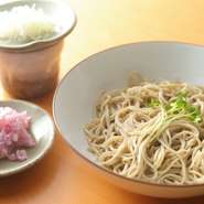 やや小ぶりで水分が少なく、辛味が強い辛味大根をつゆに加えると、そばの甘さが引き立ちます。シャキッとした大根の辛味で後味もすっきり。名わき役の存在感で、そばが持つ風味やt特徴が引き立てられます。