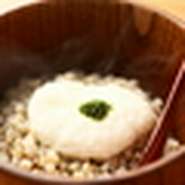 そばの実を、だしと日本酒で炊き、とろろをかけていただきます。そばの実のプチプチとした食感と香りが魅力的。だしが効いたそばの実と口当たりのいいとろろのコンビネーションで、食欲がなくても箸が進みます。