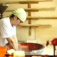 そばは、小粒で甘味が強い福井県産が中心。だしには、北海道の利尻昆布や2年物の本枯れ節を使うなど、食材や製法にこだわっています。県内のたつの産の辛味大根を使うなど、国産素材でそばの味を真っ直ぐ追求。