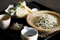 (温蕎麦か冷蕎麦)
海老天 2尾
季節の野菜天
国産純正なたね油使用