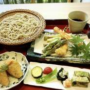 ランチ一番人気のメニューです。会食やゆっくりとランチタイムを過ごしたい方におススメです。
【内容】季節の天ぷら4種、季節の料理一皿、蕎麦いなり、せいろ又はかけそば、甘味のセット。