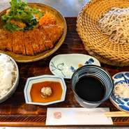 鹿児島県鹿屋のふくどめ小牧場で育てられた希少なサドルバック豚。
またいちの塩、カレー塩、おろしポン酢でお召し上がりください。
【内容】サドルバック豚の塩かつ、ご飯、自家製漬物、せいろ又はかけそば
