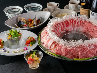博多の新名物『博多炊き肉鍋コース』※コースの種類は料理メニュー「コース」で詳しく紹介しています