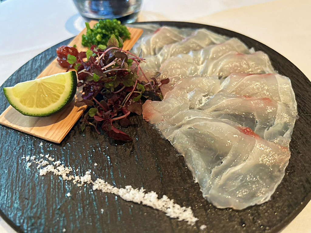 コースと共に楽しめる『博多名物 真鯛のうす造り』（要予約）