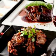 『牛テールの塩焼き』『牛テールの赤ワイン煮込み』は、コースでも楽しめるお店の名物料理。牛テールは丸2日かけて仕込みを行い、赤ワインや香味野菜と共に6時間かけてじっくり煮込みます。その味わいをお店でぜひ。