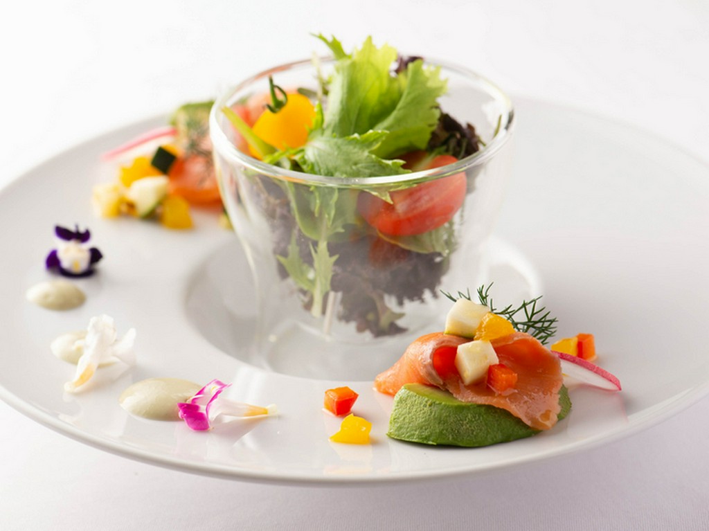 スモークサーモンとアボカドの彩りサラダ