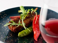 日替わりの温菜料理のひと品。その時々の地元産のお肉や近海の魚介を使い、手間ひまかけたお料理をぜひお楽しみください。