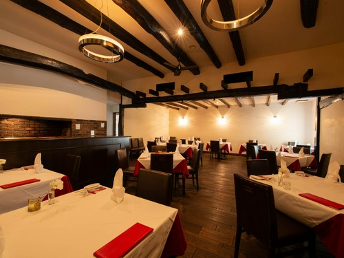 ピアノの生演奏が響く上質な空間