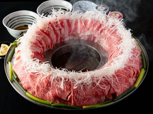 厳選素材を使用した『吟醸豚と阿蘇あか牛の博多炊き肉鍋』