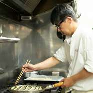 単に食事をするというだけでなく、楽しく味わっていただきたいという思いがあります。食事に合うワインをおすすめするなどしてお声かけさせていただき、お客さまとコミュニケーションをはかるようにしています。