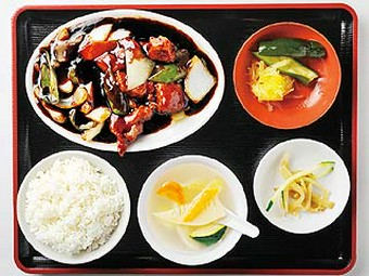 餅米黒酢のあんをタレめしのため残したい、黒酢酢豚セット750円