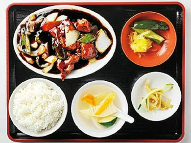 餅米黒酢のあんをタレめしのため残したい、黒酢酢豚セット750円