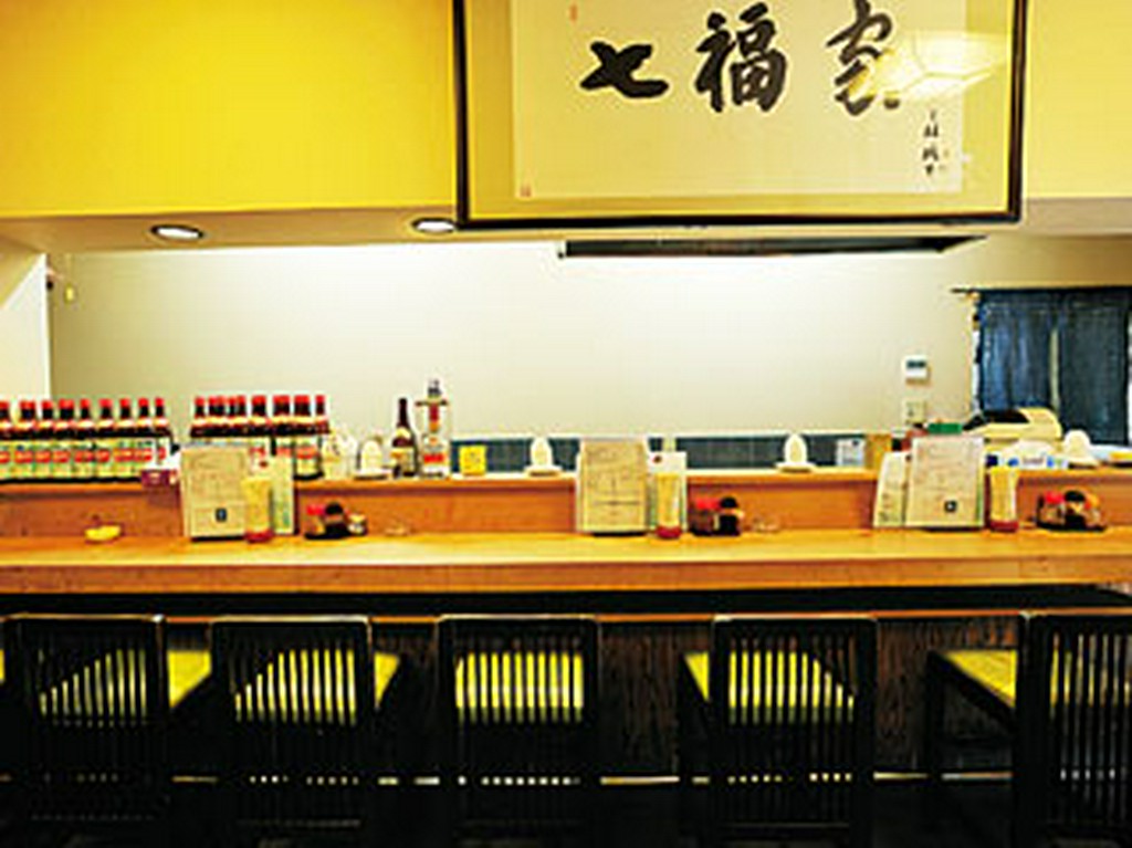 カウンターに並ぶ自家製ラー油は商品化の話も来るほどの旨さ