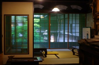 カウンター席では友人とお酒を。ランチにはお得な定食もご用意