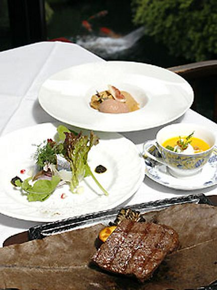 前菜、サラダ、スープ、ざる豆腐、ステーキが付いたランチ2800円